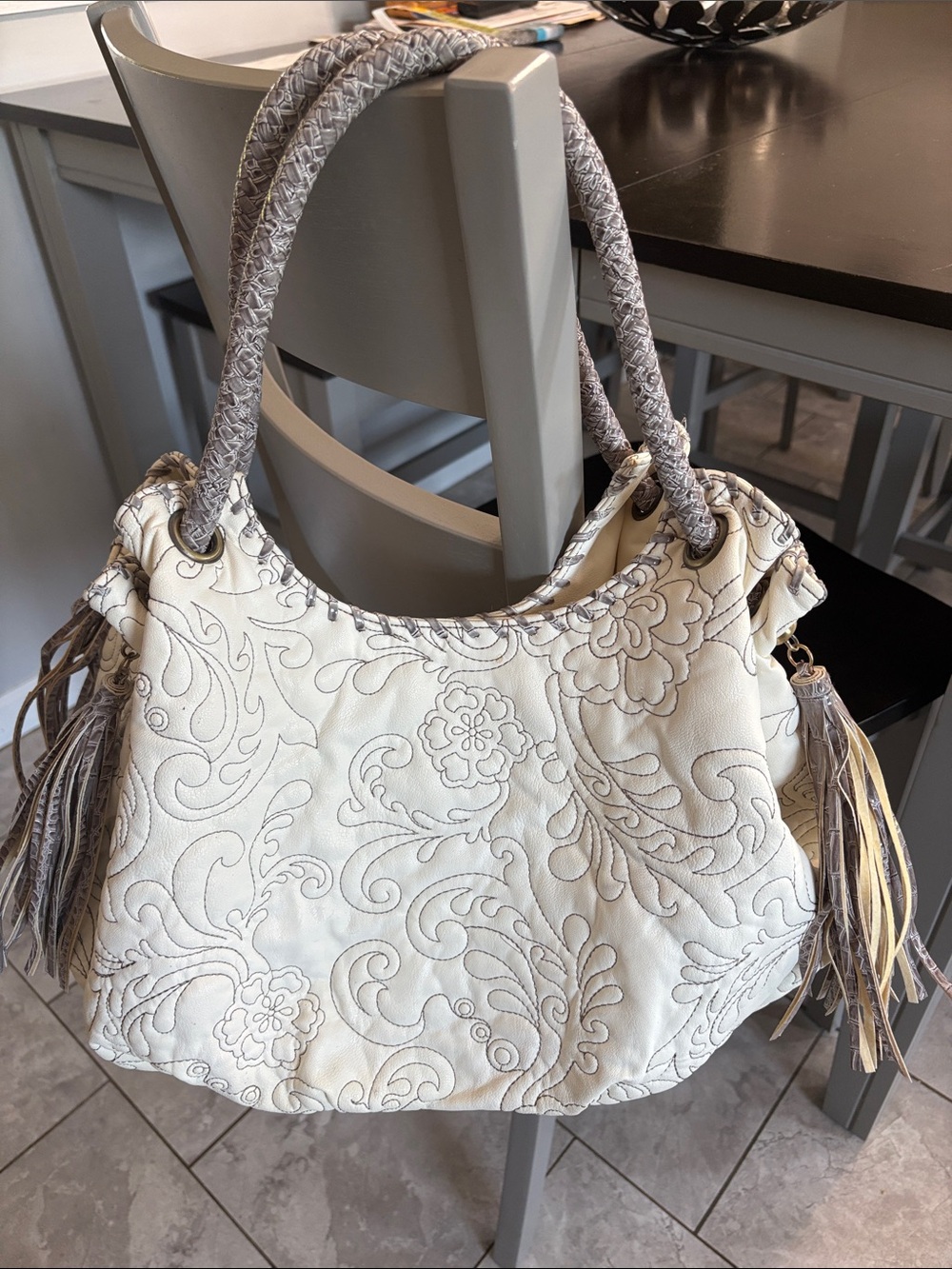 Elegant Cream Floral-Quilted Women’s Shoulder Bag